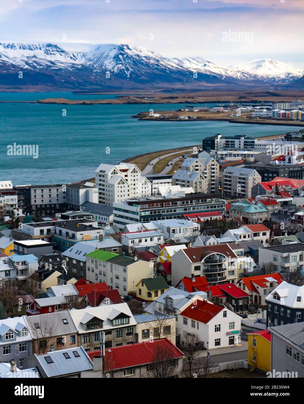 Vista de Reykjavik, capital de Islandia, vista desde Hallgrimskirkja, con el Monte Esja al fondo. Foto de stock