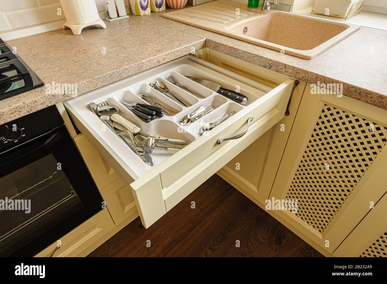 Cajón Cocina Abierto Con Una Bandeja Cubiertos Interior Parte Delantera:  fotografía de stock © Rois010 #203964642