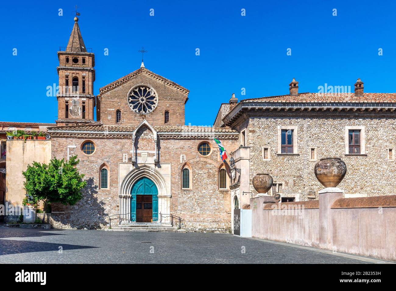 La entrada a la Villa d'Este junto a la iglesia de Santa Maria Maggiore, Tivoli, Italia La entrada a la Villa d'Este junto a la iglesia de Santa Maria Maggiore, Tivoli, Italia
