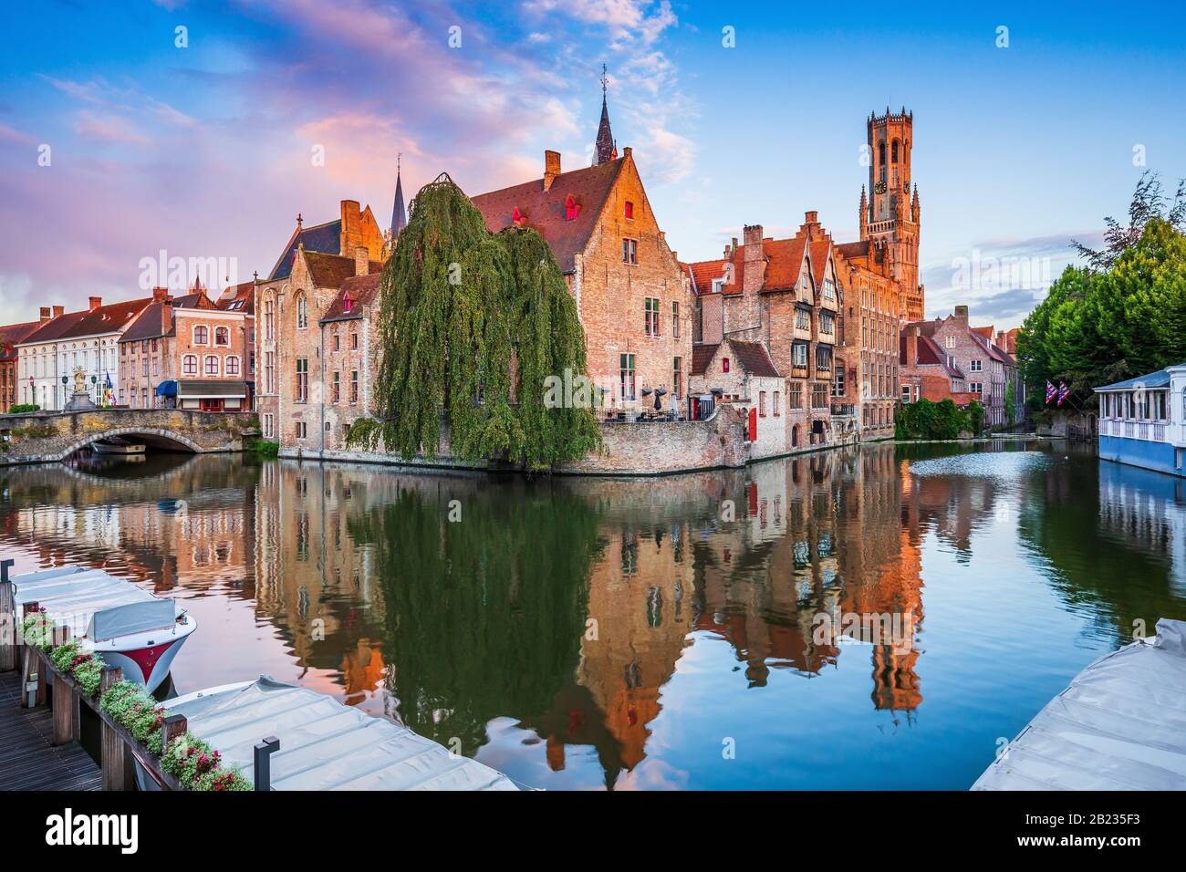 Brujas, Bélgica. El canal Rozenhoedkaai en Brujas con el campanario en el fondo. Foto de stock