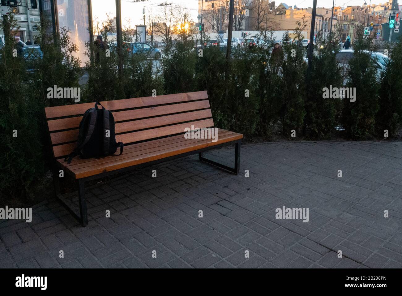 Una mochila perdida acostada en un banco del parque Fotografía de stock -  Alamy