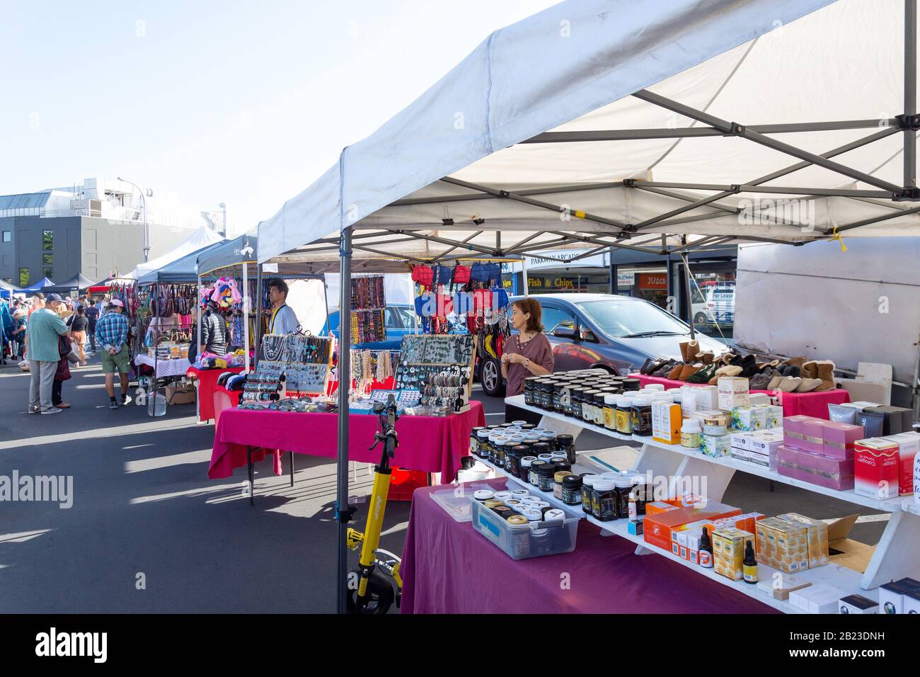 Puestos En Takapuna Sunday Market, Anzac Street, Takapuna, North Shore, Auckland, Auckland Region, Nueva Zelanda Foto de stock