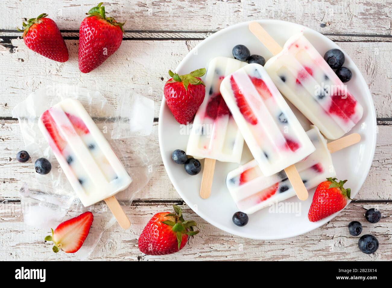 Fresas Frescas En Un Palillo De Madera Imagen de archivo - Imagen de fruta,  fondo: 15084045