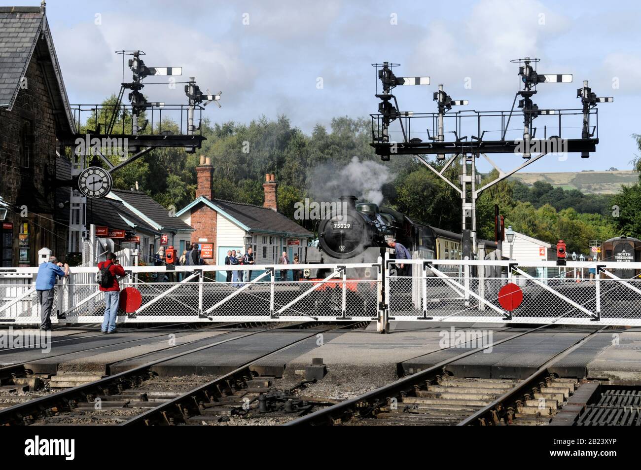 Un cruce de ferrocarril nivelado en la estación ferroviaria de Grosmont, parte del ferrocarril de los moros de Yorkshire del Norte (NYMR) en el parque nacional de los moros de Yorkshire Gran Bretaña . El Foto de stock