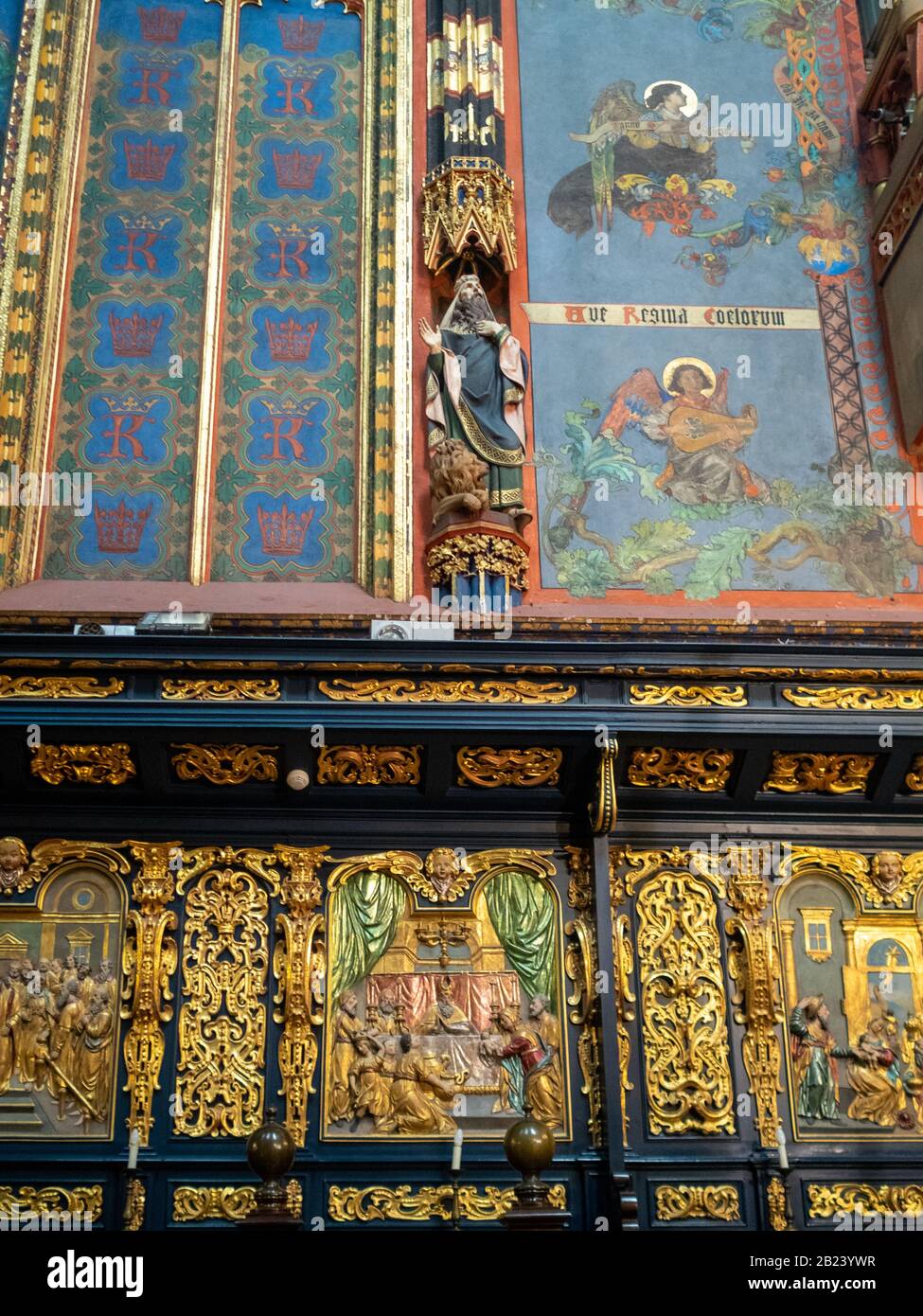 Coloridas paredes del presbiterio de la Basílica de Santa María, Cracovia Foto de stock