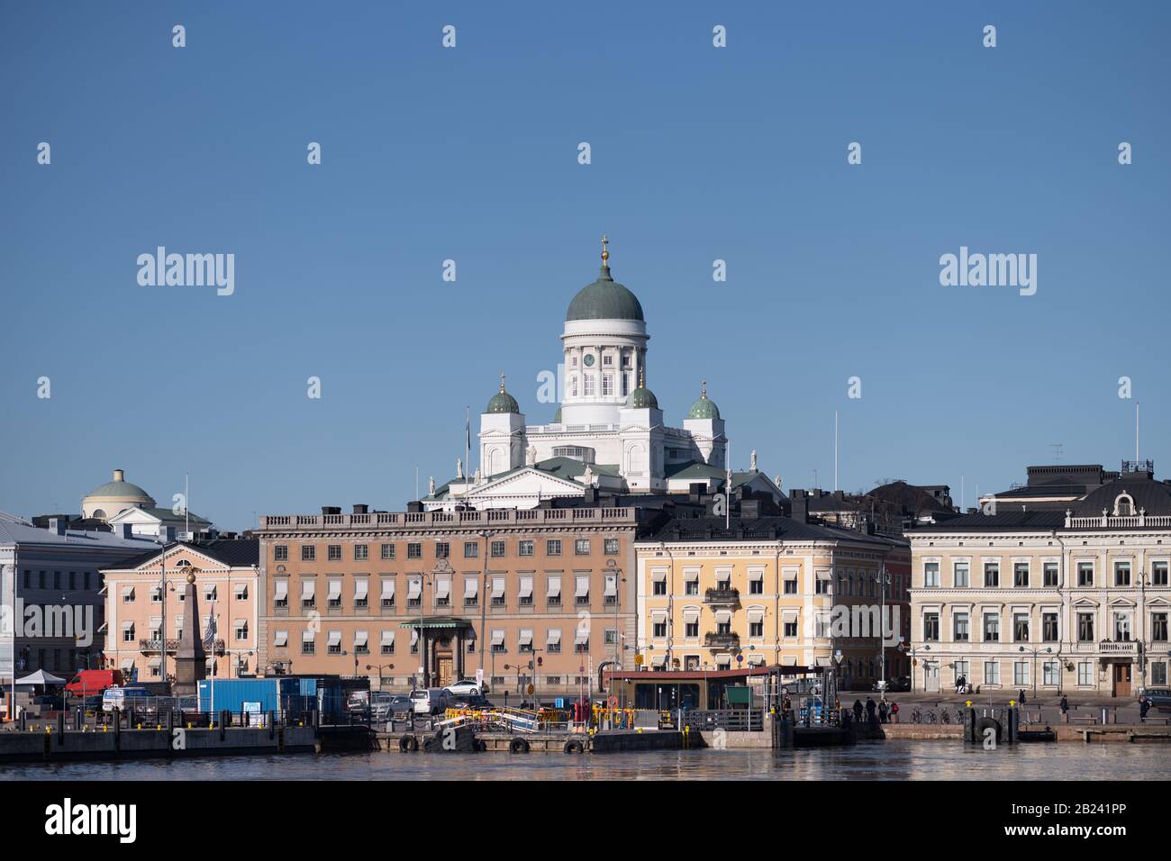 Catedral de Helsinki desde el puerto, Finlandia. Foto de stock