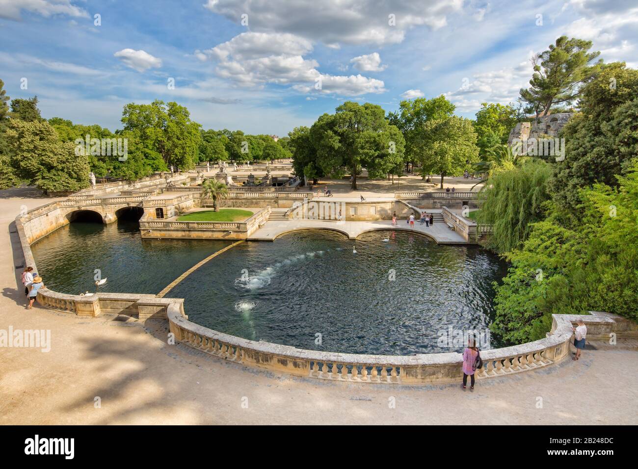 Nimes, Gard, Provenza, Francia - Jun 05 2017: Gente disfrutando de un buen día en el parque histórico Jardins de la Fontaine en Nimes, Gard, Provenza, Francia Foto de stock