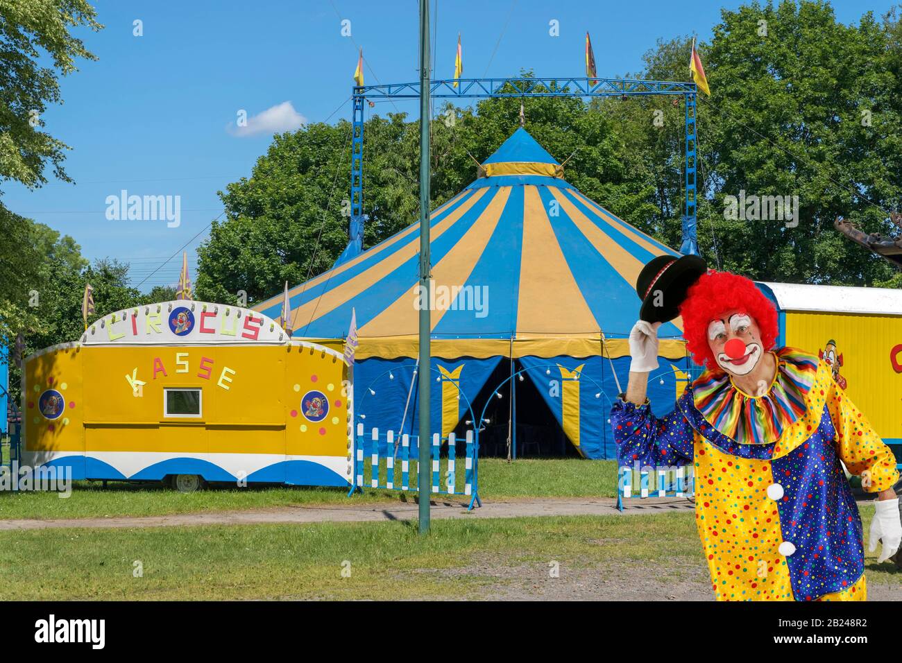 Fotomontaje, payaso saluda, carpa de circo, Alemania Foto de stock