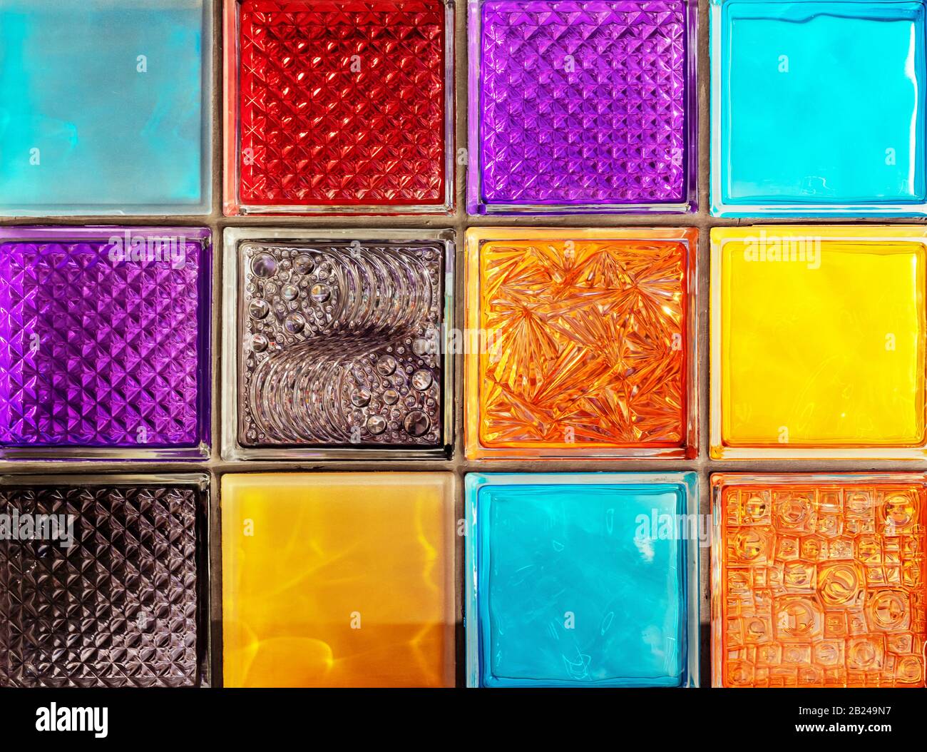Bloques de vidrio de colores fotografías e imágenes de alta resolución -  Alamy