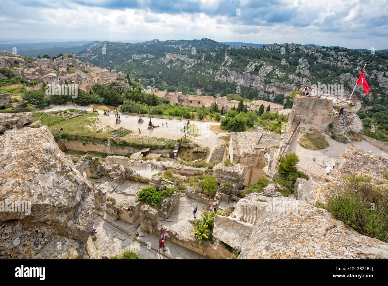 Les Baux-de-Provence, Provenza, Francia - Jun 05 2017: Situado sobre un afloramiento rocoso, el Castillo de Les Baux y ofrece increíbles vistas panorámicas Foto de stock