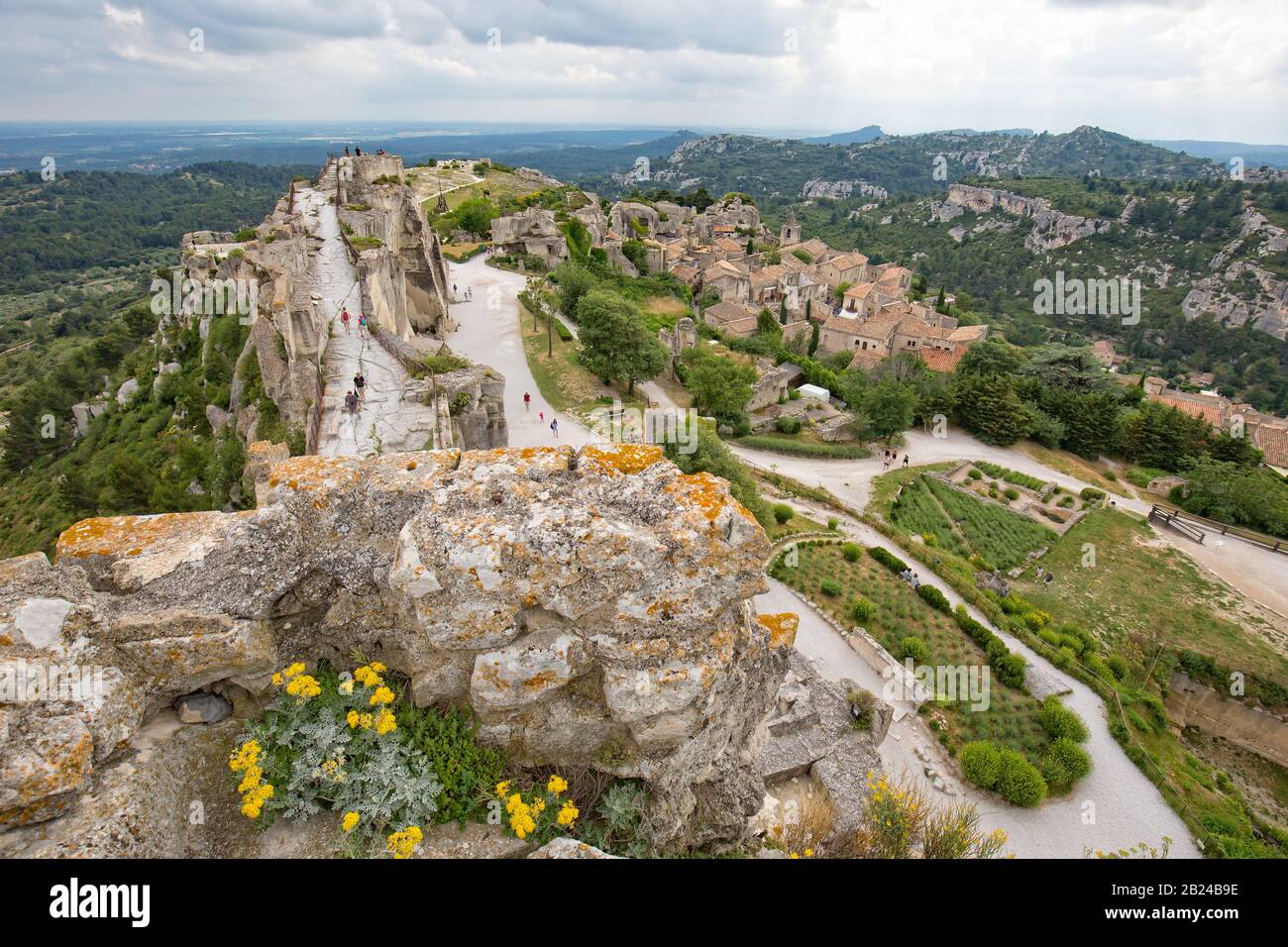 Les Baux-de-Provence, Provenza, Francia - Jun 05 2017: El castillo ofrece una magnífica vista sobre el valle de Baux, viñedos y campos de olivos Foto de stock