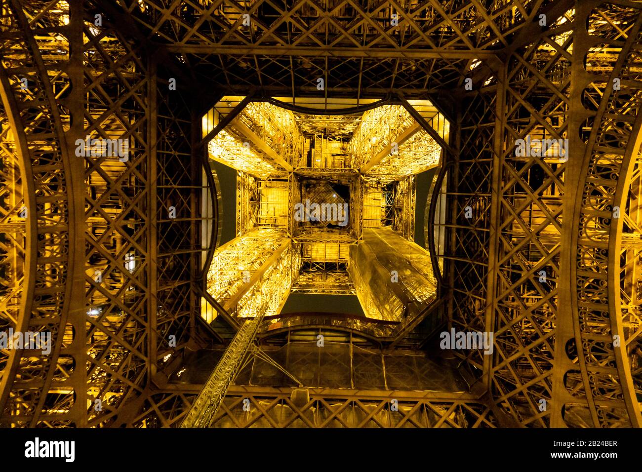 Torre Eiffel desde abajo, París, Francia. Iluminado por la noche Foto de stock
