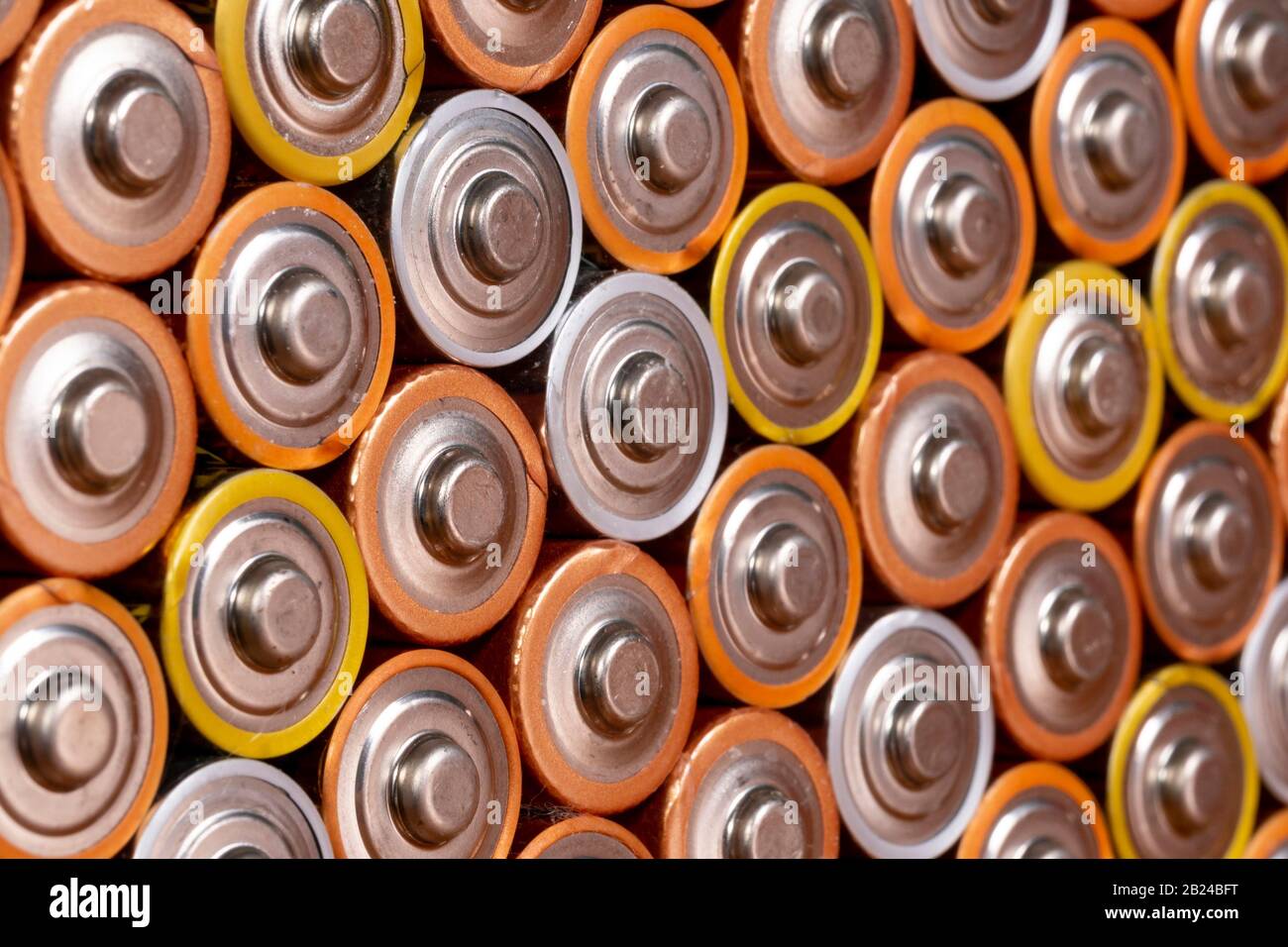 Varios utiliza pilas alcalinas AA son vistos dispuestas en un montón.  Closeup vista lateral desde el lado positivo de la batería Fotografía de  stock - Alamy
