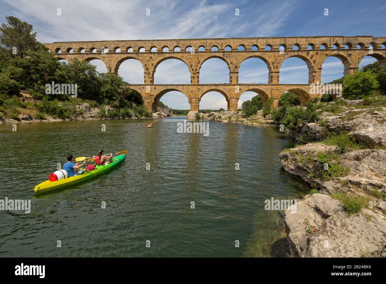 Pont du Gard, Provenza, Francia - Jun 05 2017: La gente kayak en el río Gardon en el Pont du Gard, un antiguo acueducto romano, cerca de Nimes. Foto de stock