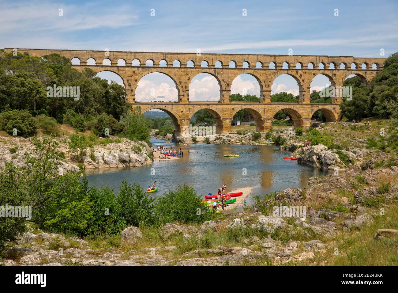 Pont du Gard, Provenza, Francia - Jun 05 2017: La gente kayak en el río Gardon en el Pont du Gard, un antiguo acueducto romano, cerca de Nimes. Foto de stock