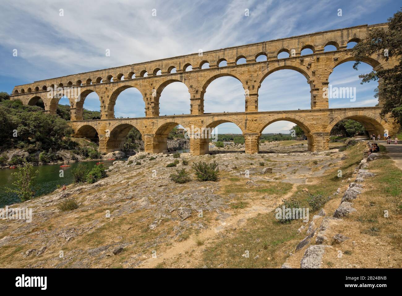 Pont du Gard, Provenza, Francia - Jun 05 2017: Turistas que visitan el Pont du Gard, un antiguo puente acueducto romano que cruza el río Gardon Foto de stock