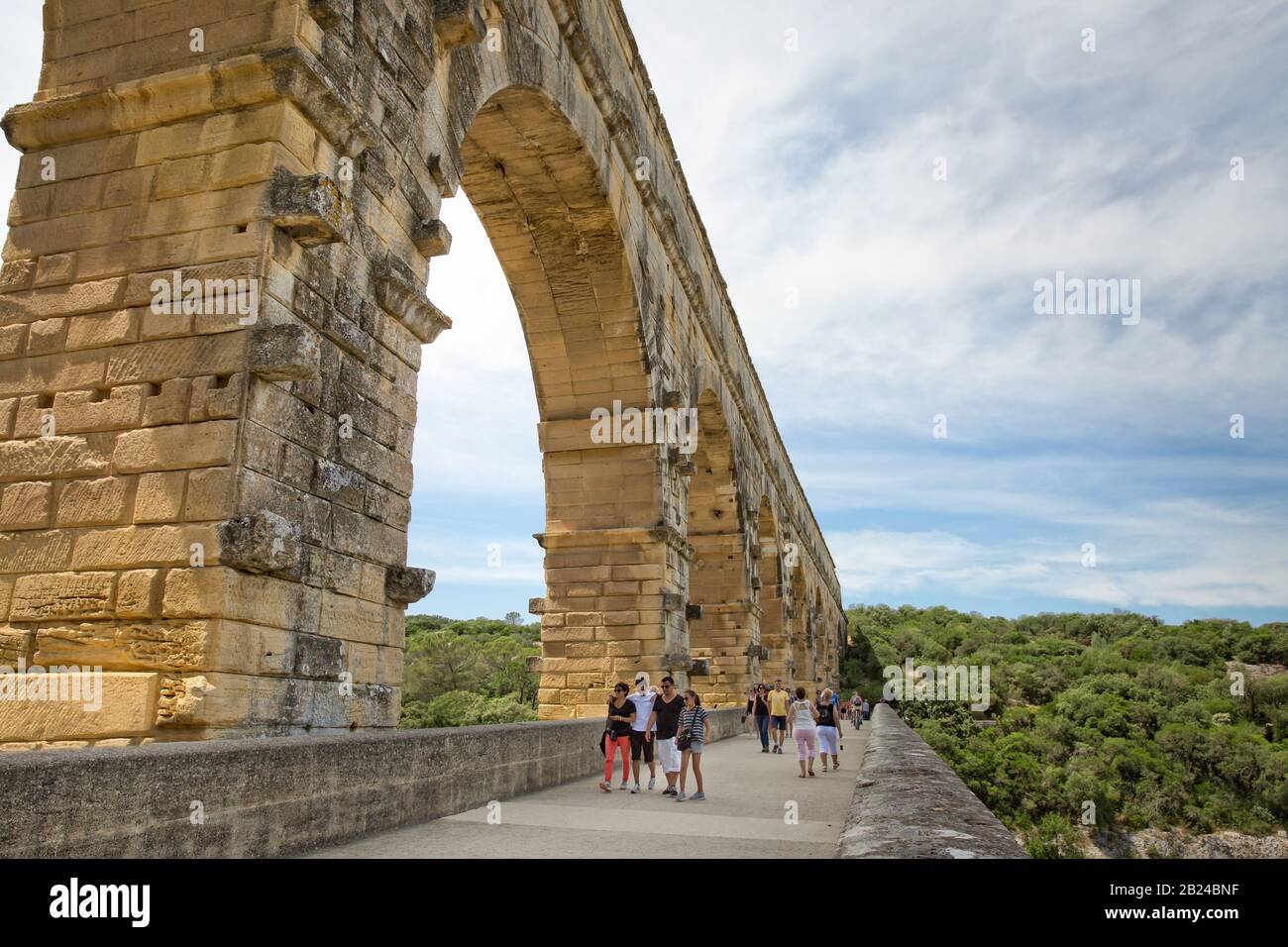 Pont du Gard, Provenza, Francia - Jun 05 2017: Turistas que caminan por el Pont du Gard Foto de stock