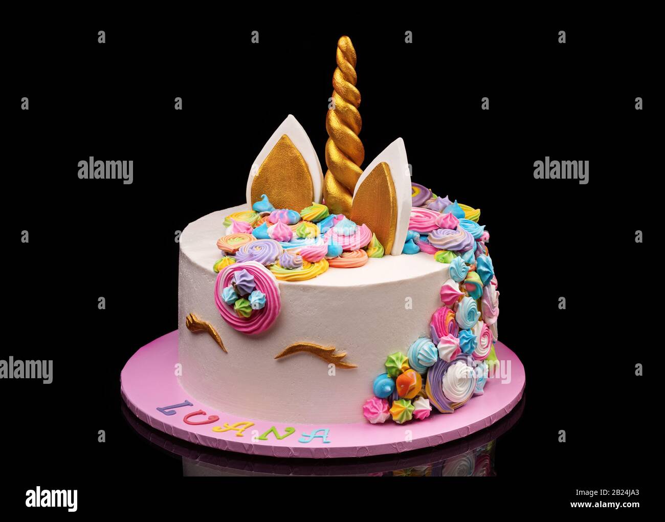 Pastel unicornio creativo con muchas malvaviscos y merengues. Sobre fondo  negro Fotografía de stock - Alamy