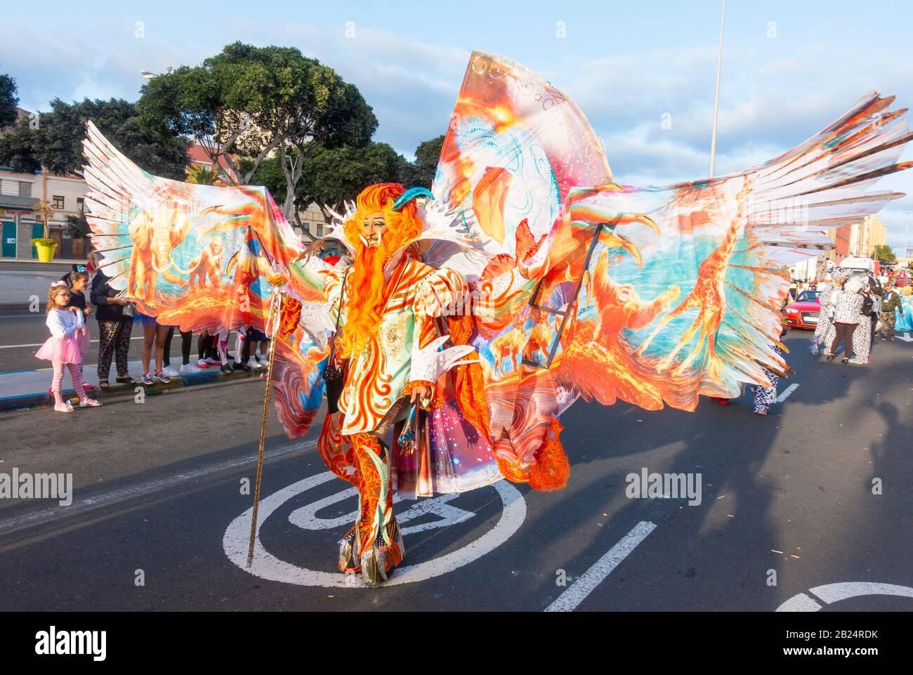 Las Palmas, Gran Canaria, Islas Canarias, España. 29 de febrero de 2020. Miles de personas disfrazadas de lujo en el enorme desfile callejero para marcar el final de la temporada de carnaval de las Palmas, la capital de Gran Canaria. Crédito: Alan Dawson/Alamy Live News Foto de stock