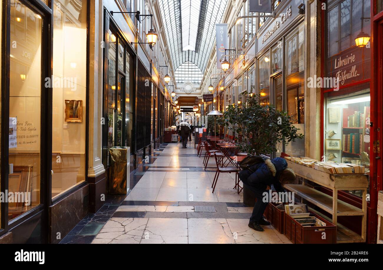 El pasaje Verdeau fue construido en 1847. Es una de las galerías cubiertas  más encantadoras de París, con muchas boutiques de antigüedades y tiendas  únicas Fotografía de stock - Alamy