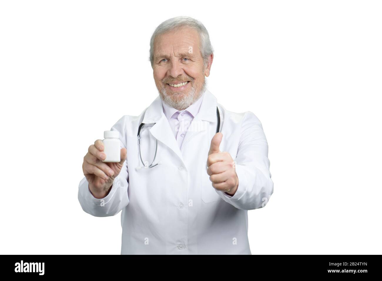 Médico de edad con lata de pastillas y pulgar hacia arriba. Foto de stock