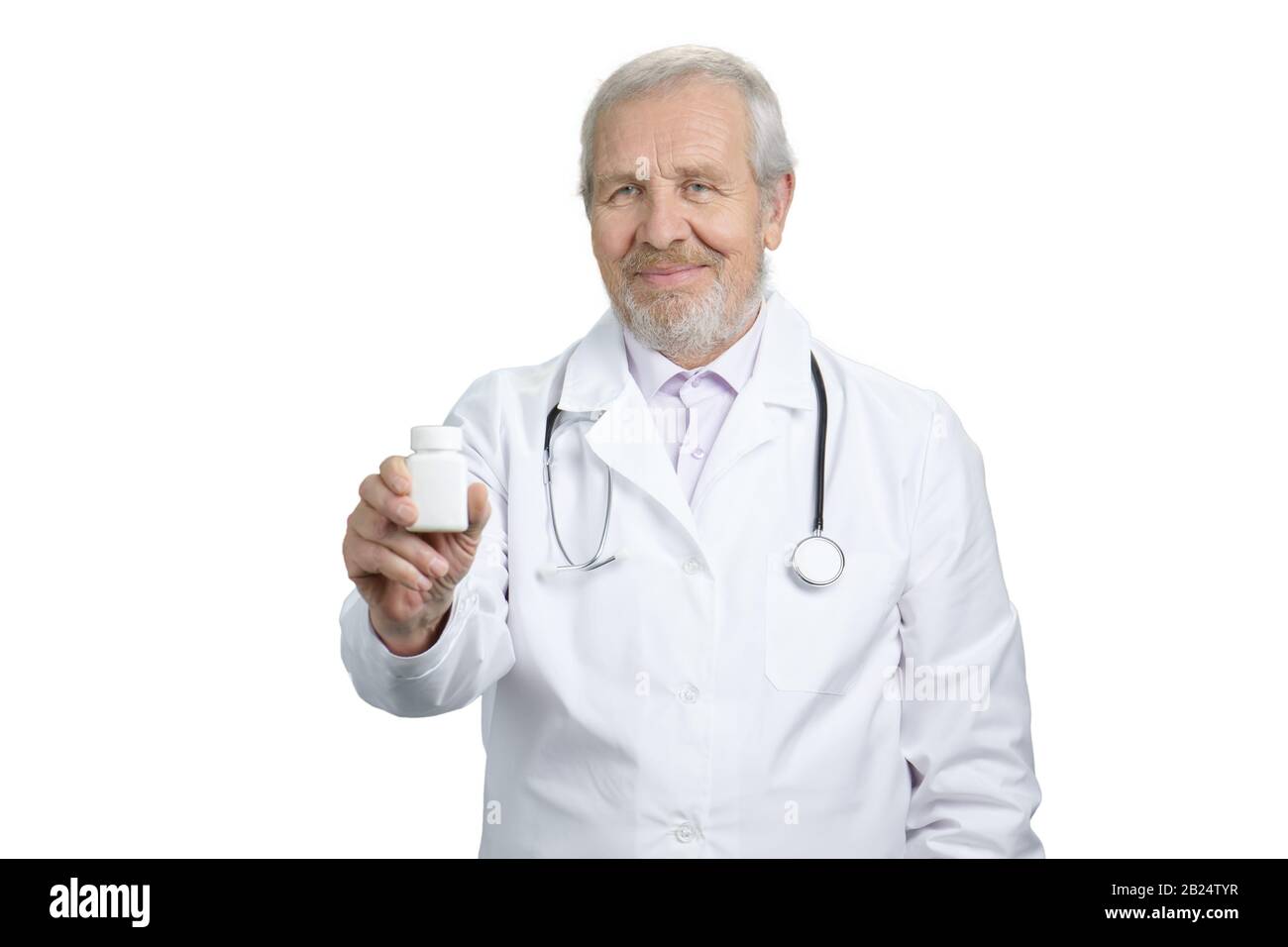 Retrato de un médico mayor con lata de píldoras. Foto de stock