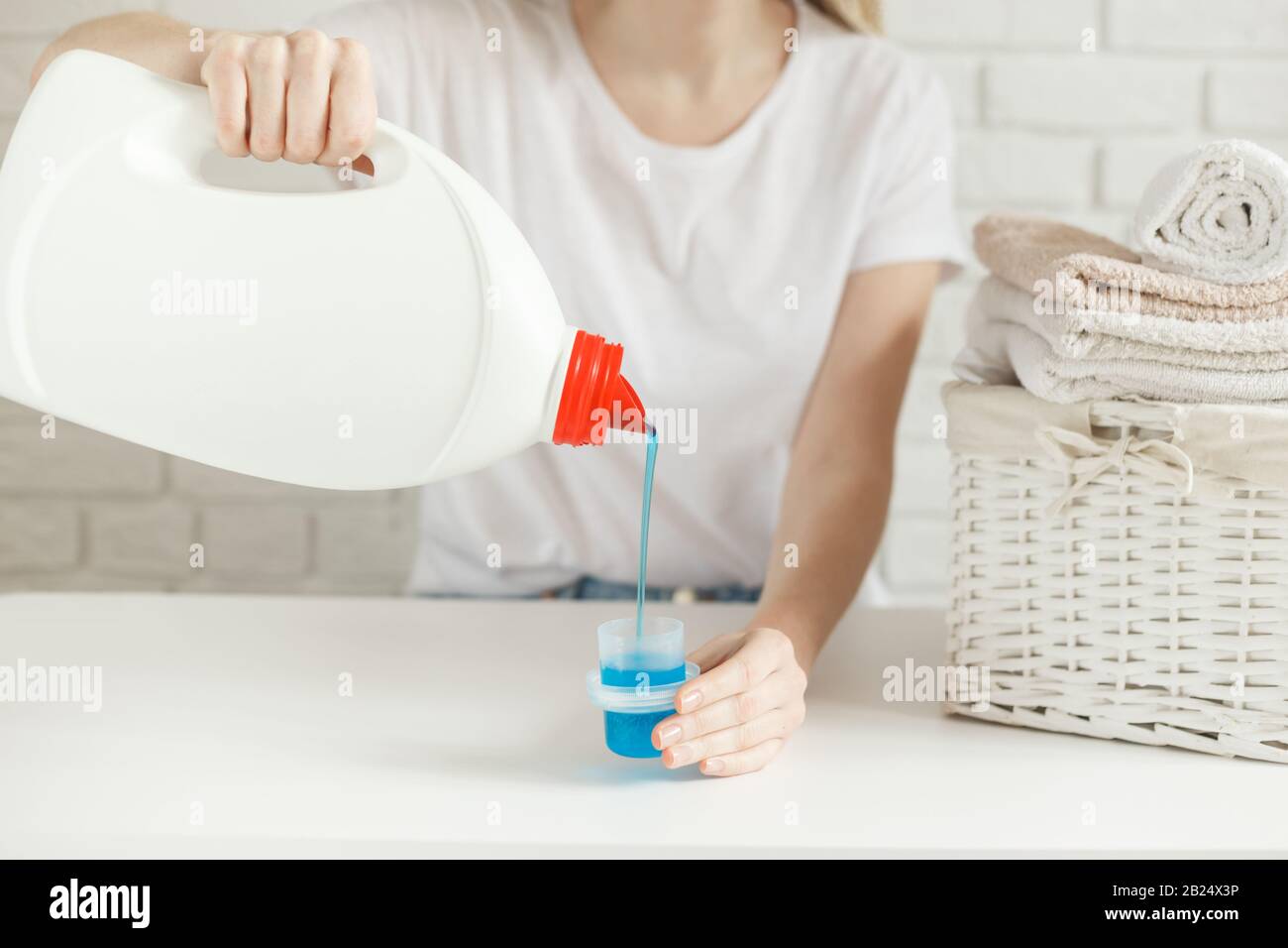 Mujer verter detergente en polvo en la lavadora Fotografía de stock - Alamy