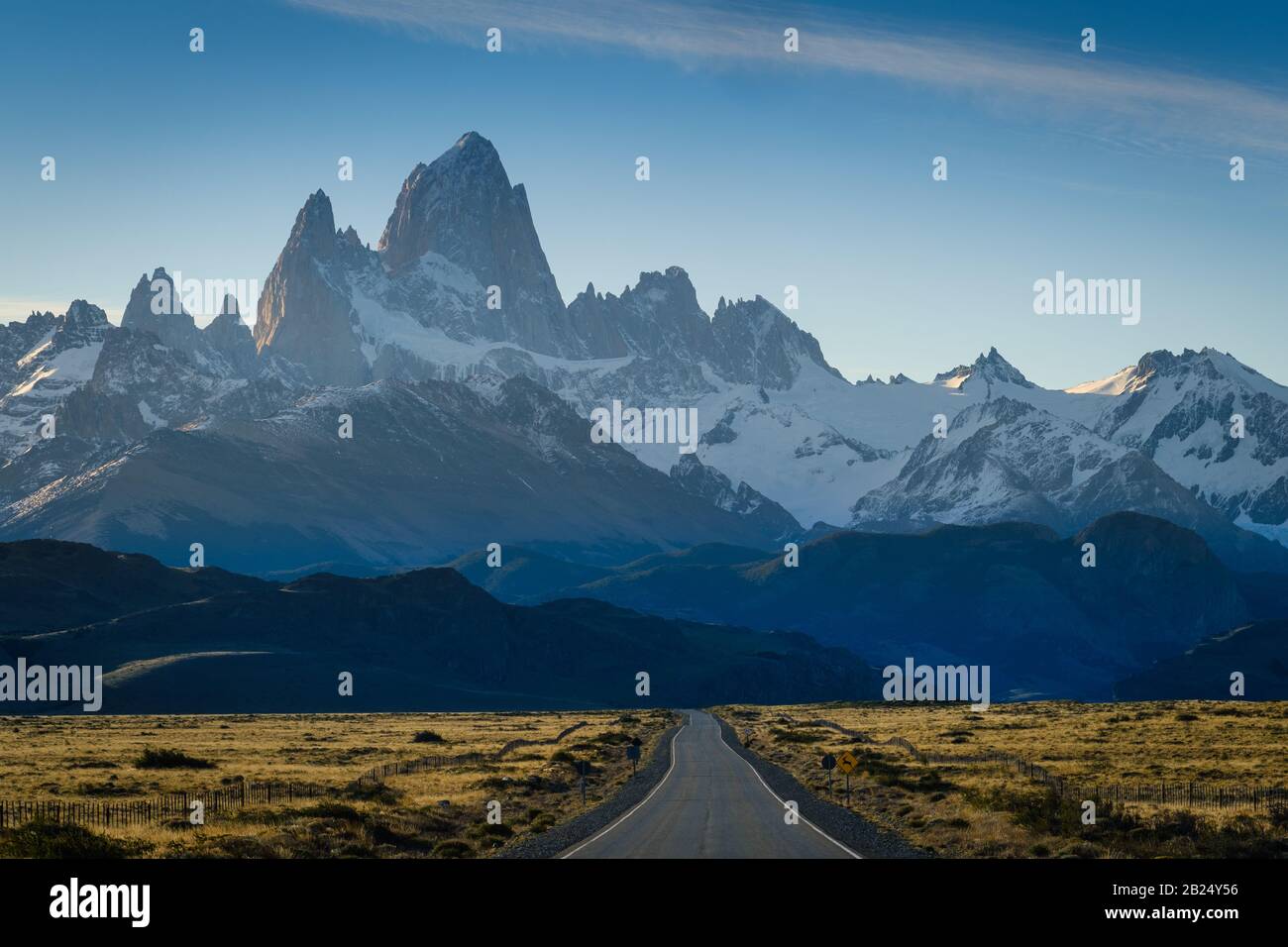 PARQUE Nacional LOS GLACIARES, ARGENTINA - ALREDEDOR DEL 2019 DE FEBRERO: Ruta en la Patagonia cerca de el Chalten en el Parque Nacional los Glaciares en Argentina. Foto de stock