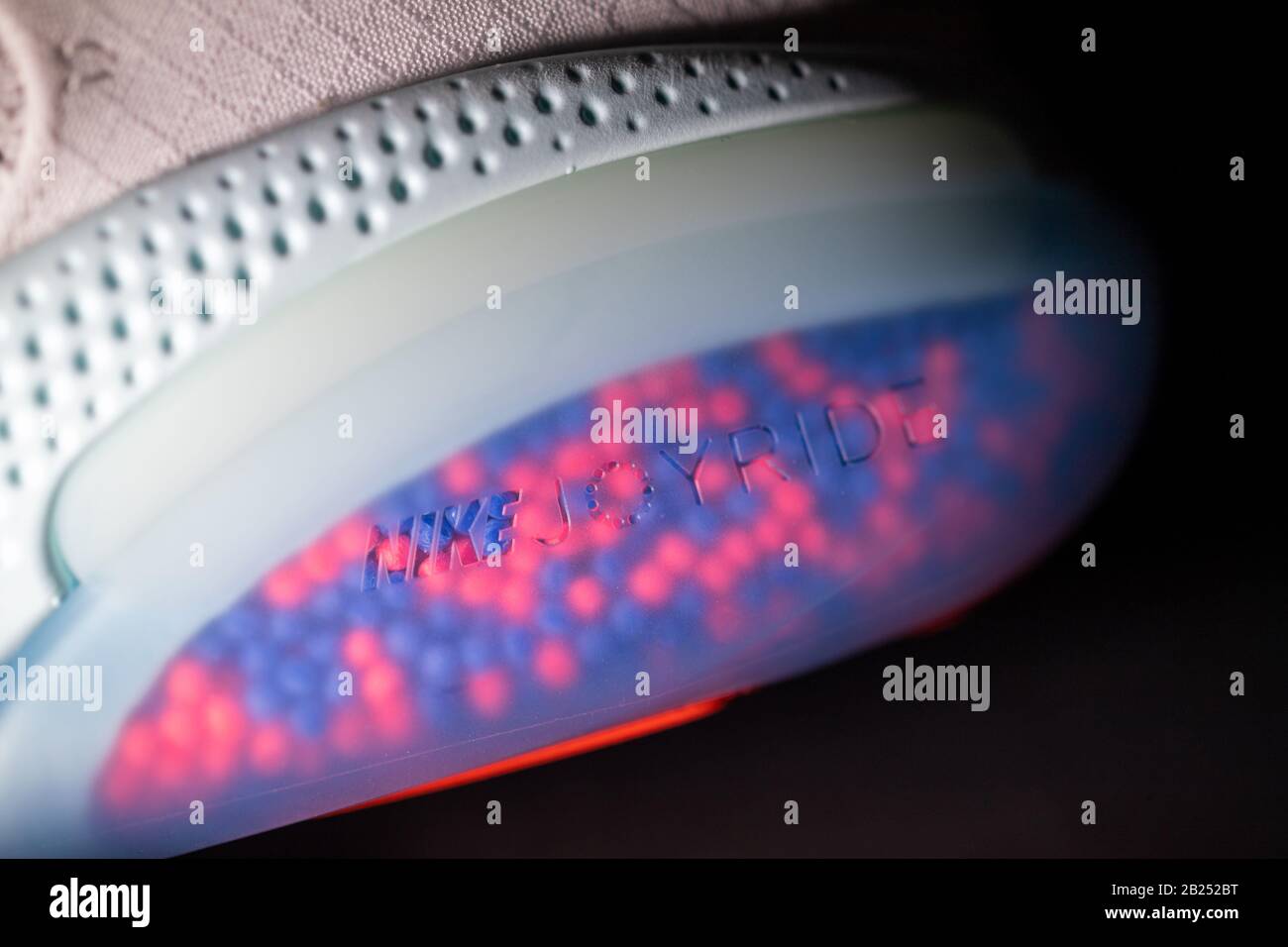París, Francia - 30 de julio de 2019: Primer plano del logotipo de Nike  Joyride en la suela de la última innovación las zapatillas de running  Joyride con miles de minúsculas cuentas
