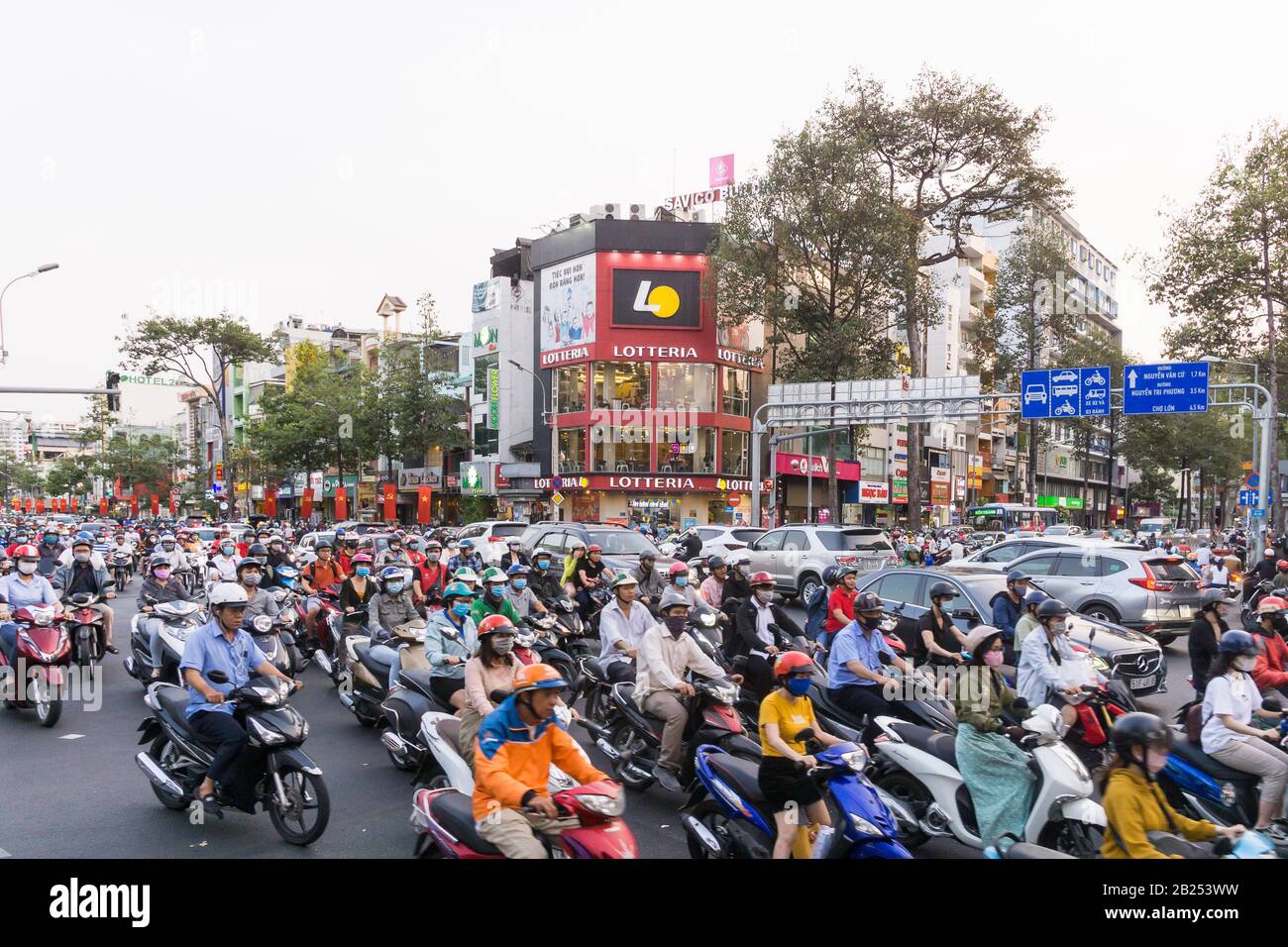 Saigon Ciudad Ho Chi Minh Vietnam Cientos De Motos En Una Calle De Saigon Durante La Hora Punta Vietnam Sudeste Asiatico Fotografia De Stock Alamy