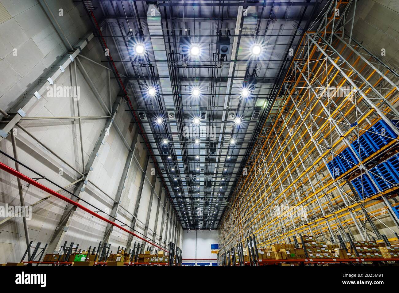 Beijing, CHINA - 03 DE JUNIO de 2019: Automatización moderna de la producción de almacenes en China. Foto de stock