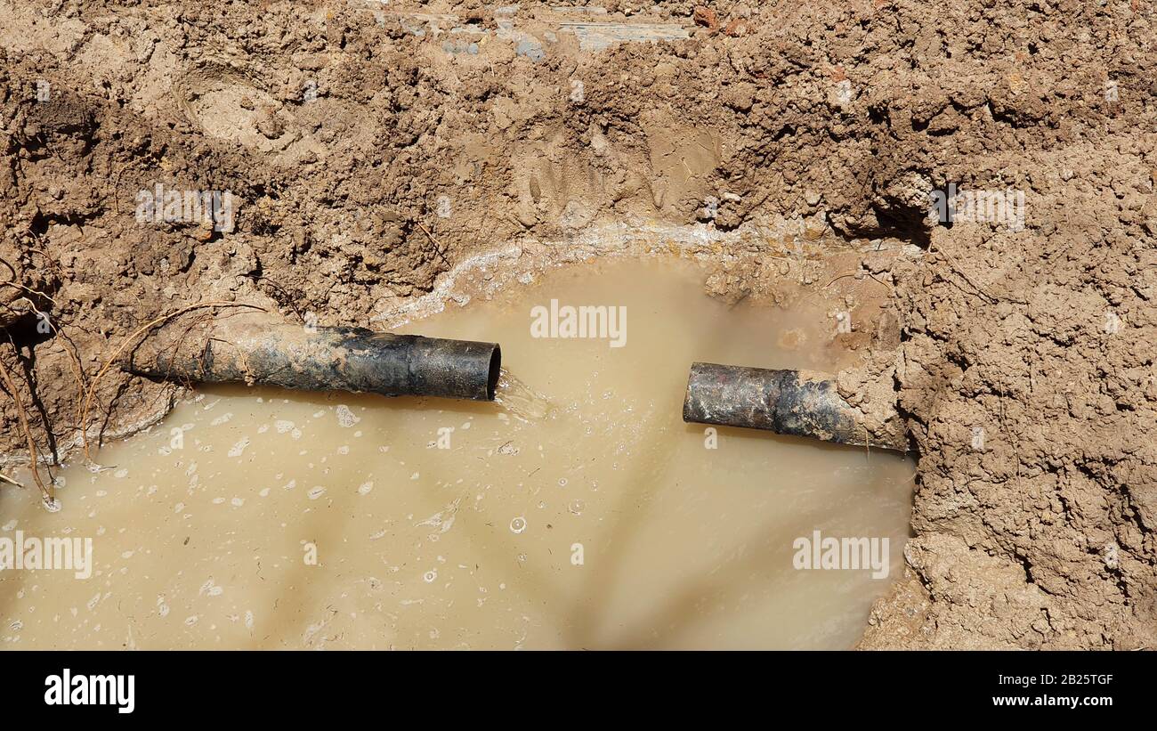 Las tuberías de agua potable tienen fugas y necesitan reparación, el