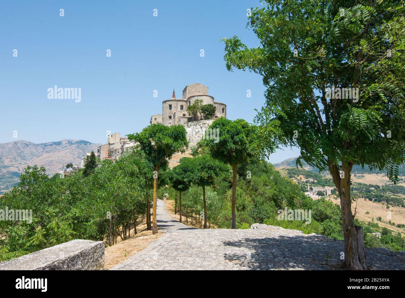 Vista de la iglesia de S. Maria di Loreto en PETRALIA SOPRANA, Palermo, Sicilia, Italia. Petralia Soprana en las montañas Madonie, elegido mejor village Foto de stock