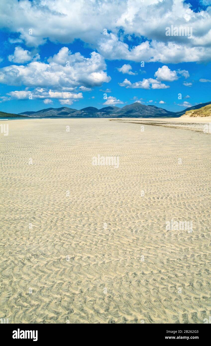 Arenas onduladas de Luskentire (Losgaintir) Playa en un hermoso día de verano en junio con cielo azul, Isla de Harris, Escocia, Reino Unido Foto de stock