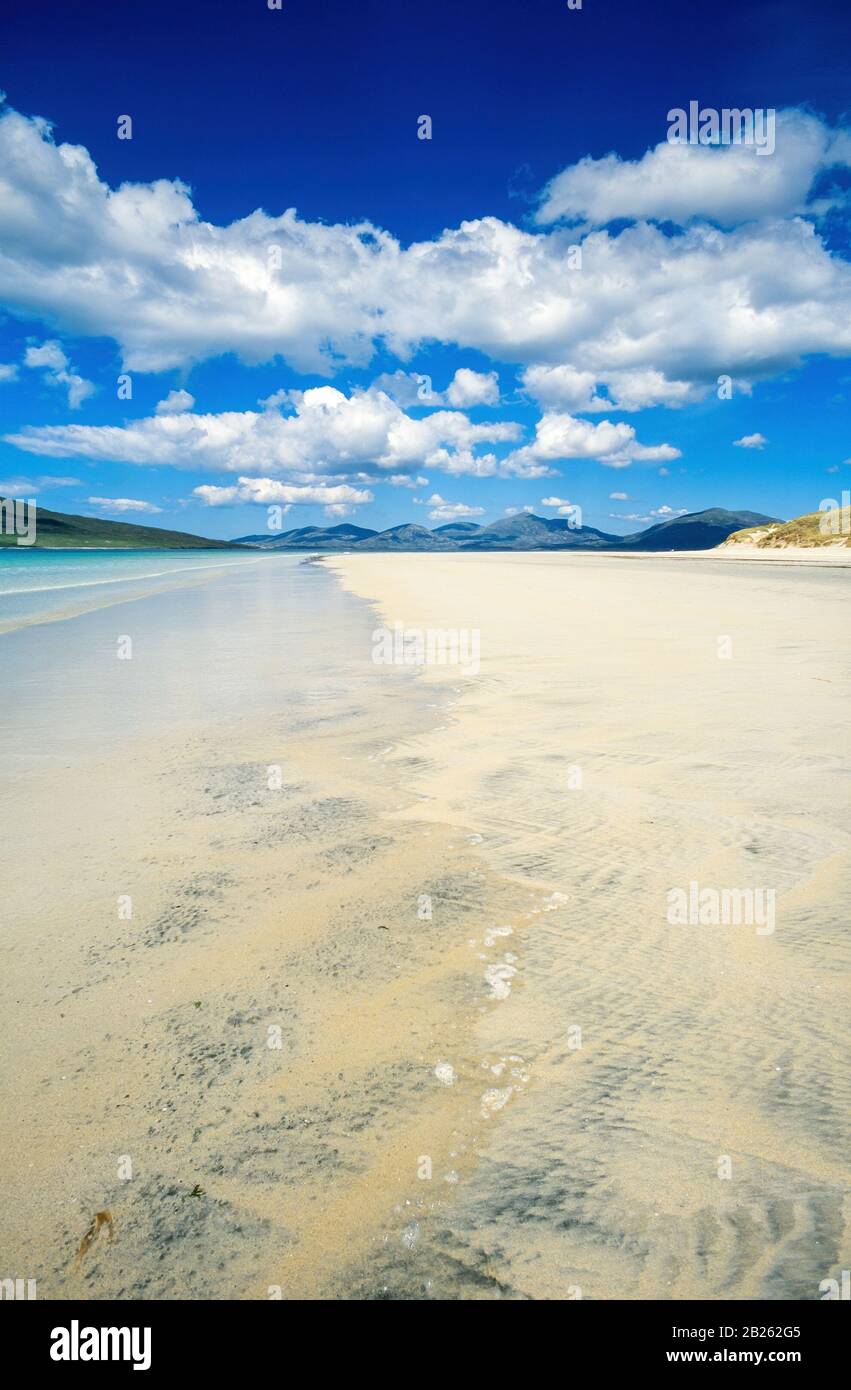 Sands of Luskentire (Losgaintir) Playa en un hermoso día de verano en junio con cielo azul, Isla de Harris, Escocia, Reino Unido Foto de stock