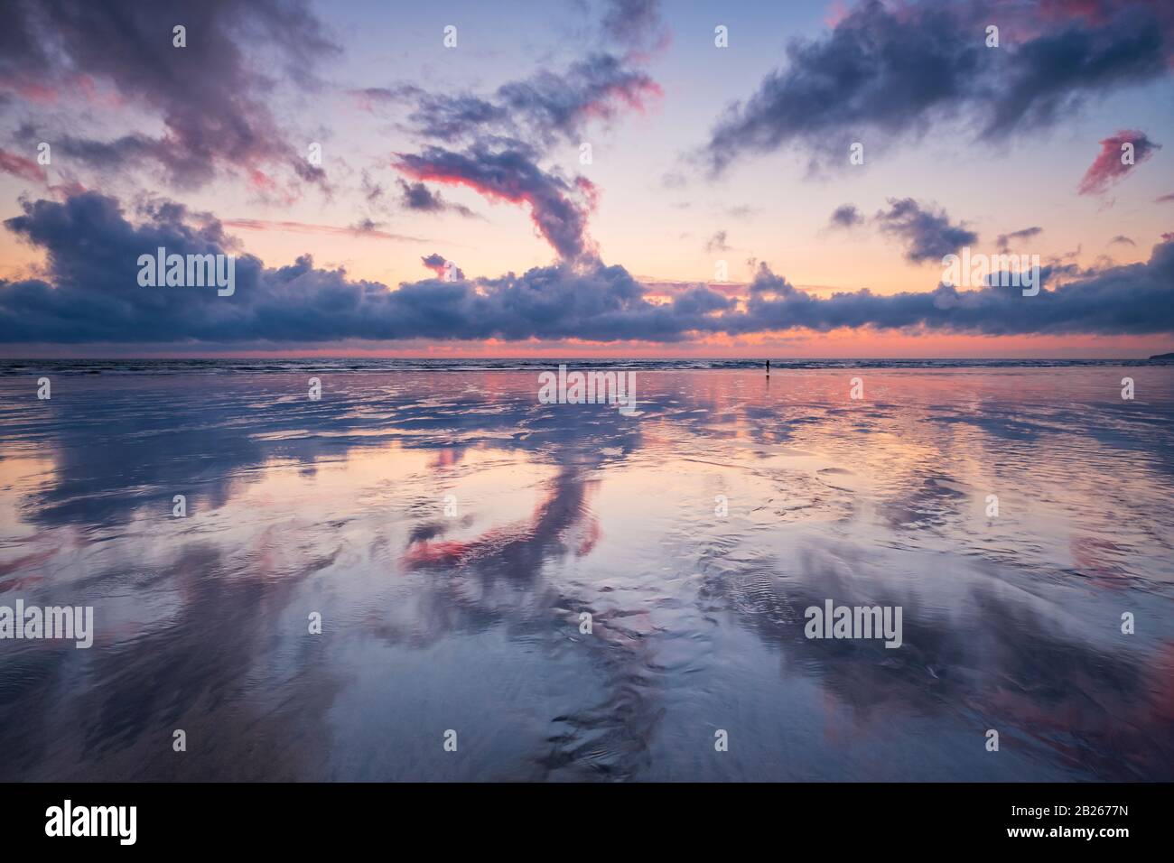 Espectaculares cielos al atardecer sobre la costa de North Devon, brillo romántico, impresionante, costa, mar, costa, reflejos, estilo de vida, horizonte, suroeste, Reino Unido Foto de stock
