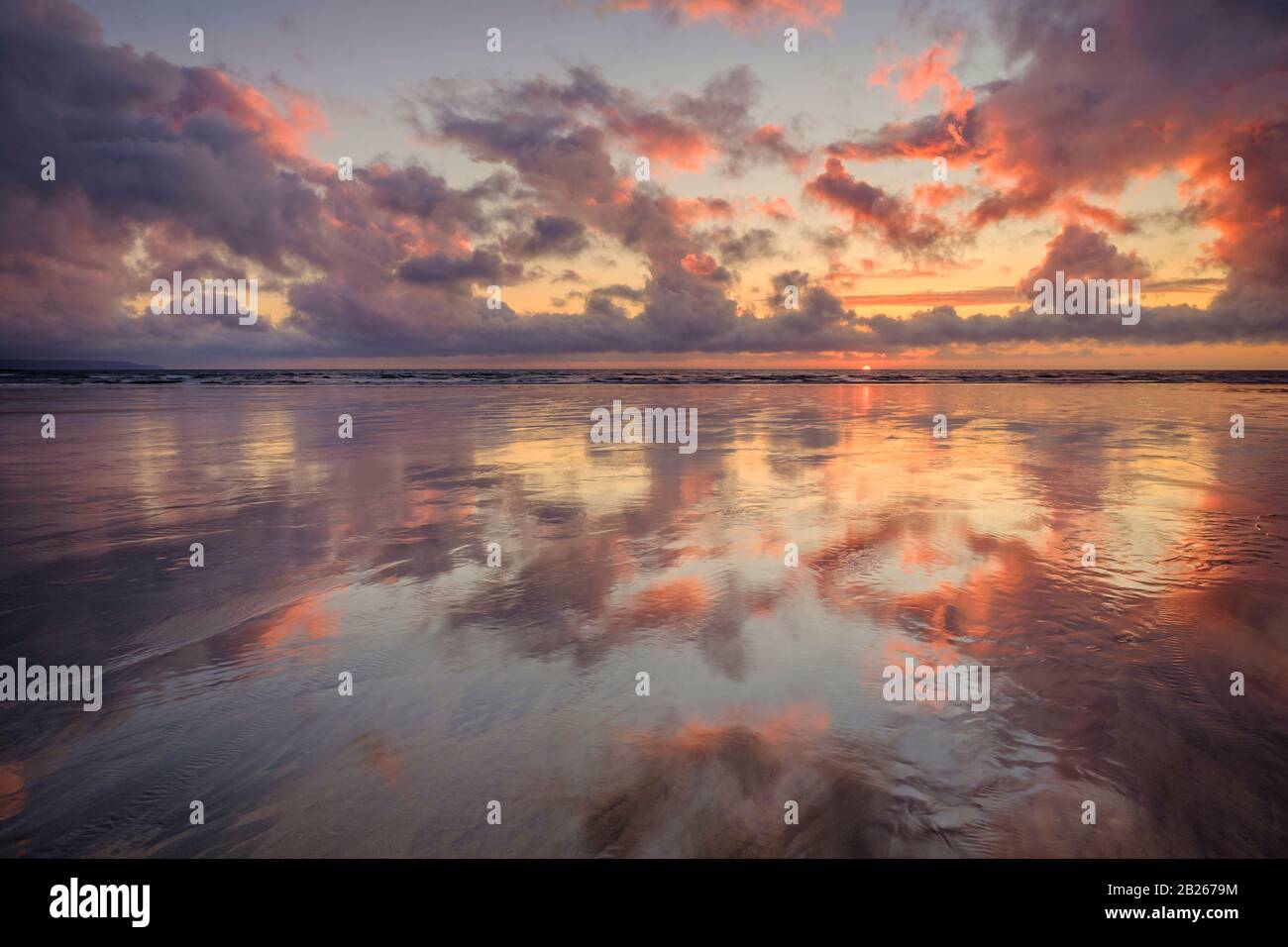Espectaculares cielos al atardecer sobre la costa de North Devon, brillo romántico, impresionante, costa, mar, costa, reflejos, estilo de vida, horizonte, suroeste, Reino Unido Foto de stock