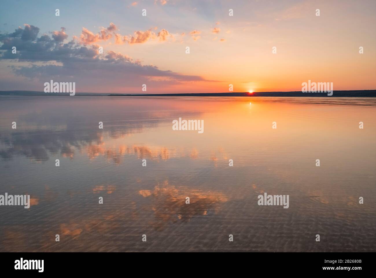 Espectaculares cielos al atardecer sobre la costa de North Devon, brillo romántico, impresionante, costa, mar, costa, reflejos, estilo de vida, horizonte, suroeste, Reino Unido Foto de stock