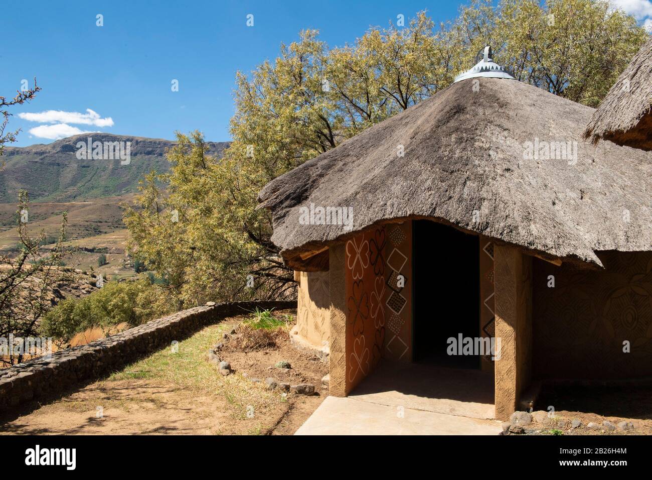Casa tradicional basotho en la Cueva Liphofung, Lesotho Foto de stock