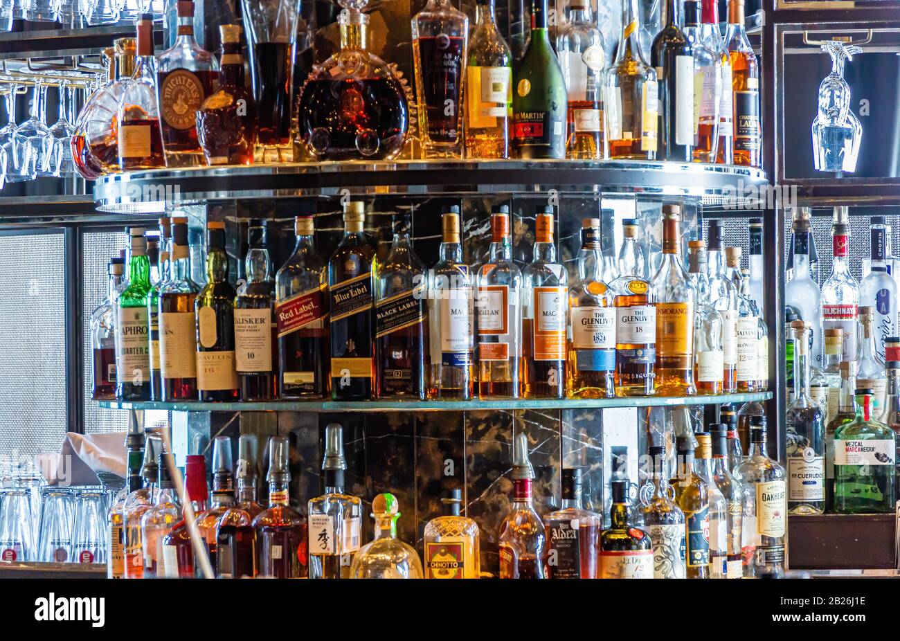 Liquor shelf fotografías e imágenes de alta resolución Alamy