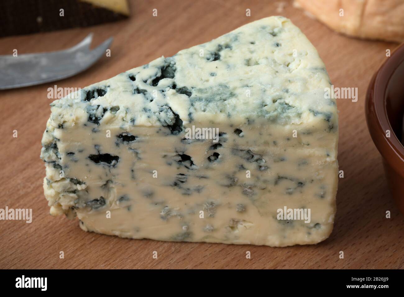 Cuña de queso azul cremoso danés para un aperitivo de cerca Foto de stock