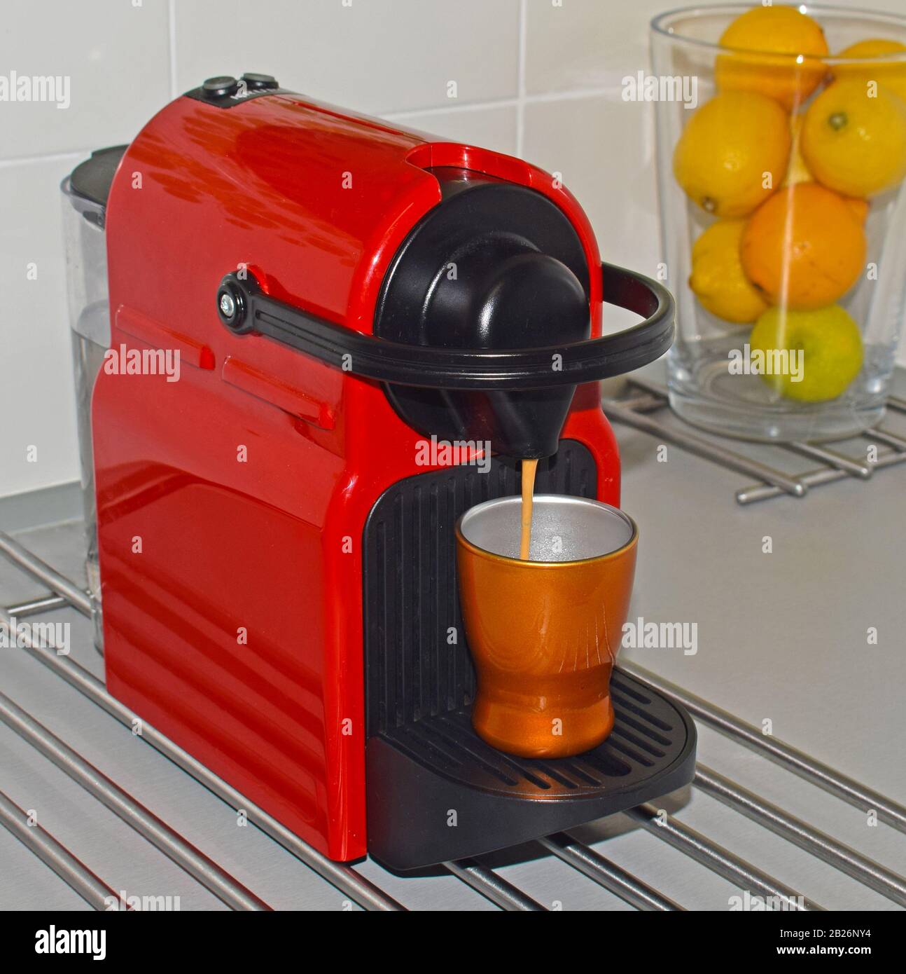 Preparación de un café con cafetera eléctrica Fotografía de stock - Alamy
