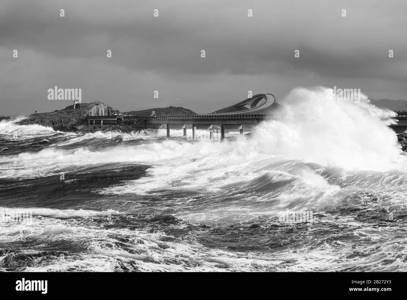 Entre Molde y Kristiansund en la carretera de la costa atlántica en un día tormentoso de septiembre. El surf está arriba y las olas son grandes. Foto de stock