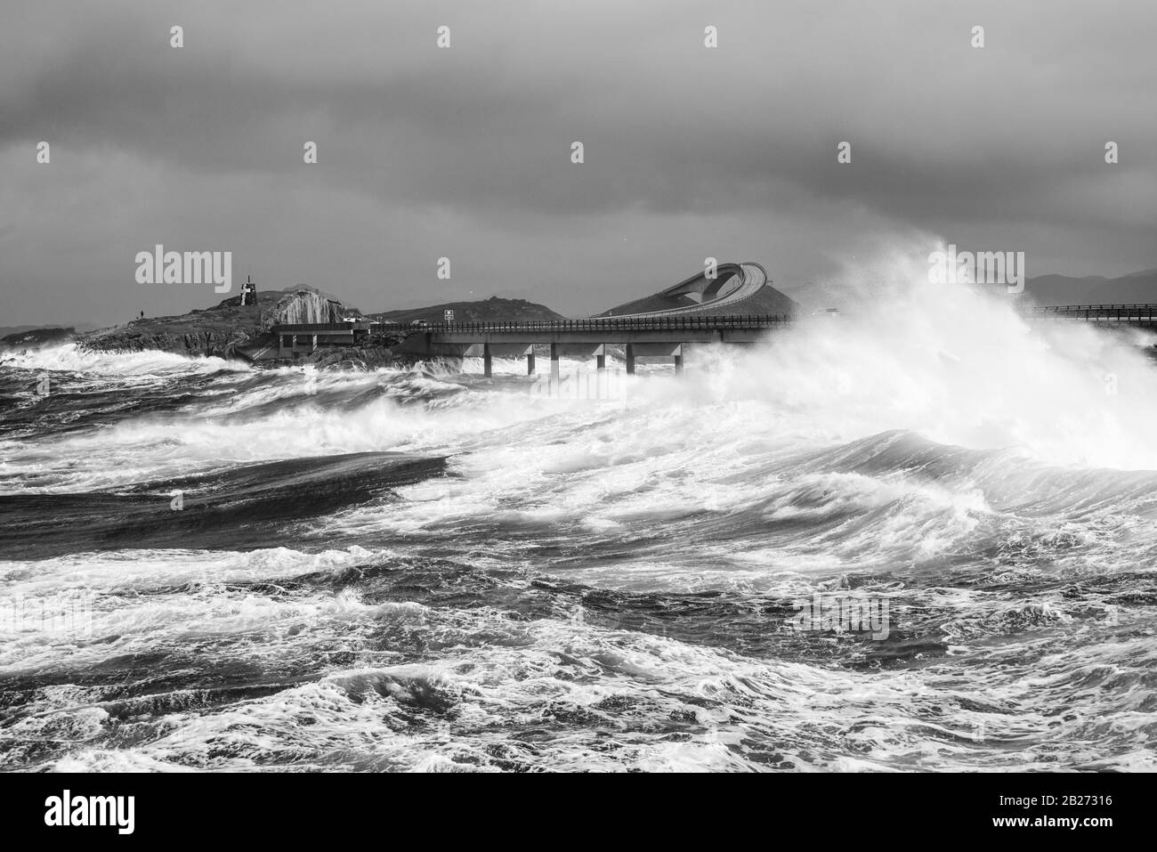 Entre Molde y Kristiansund en la carretera de la costa atlántica en un día tormentoso de septiembre. El surf está arriba y las olas son grandes. Foto de stock