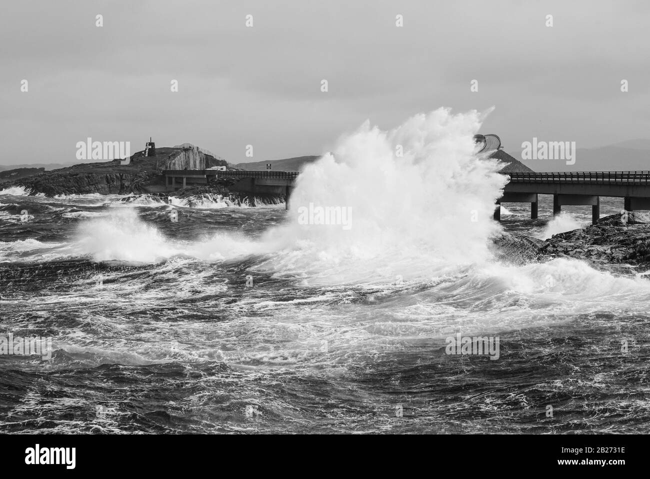 Entre Molde y Kristiansund en la carretera de la costa atlántica en un día tormentoso de septiembre. El surf está arriba y las olas son grandes. Foto de stock