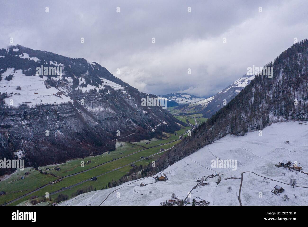 Fantástico paisaje nevado en las montañas: Material de vuelo aéreo Foto de stock