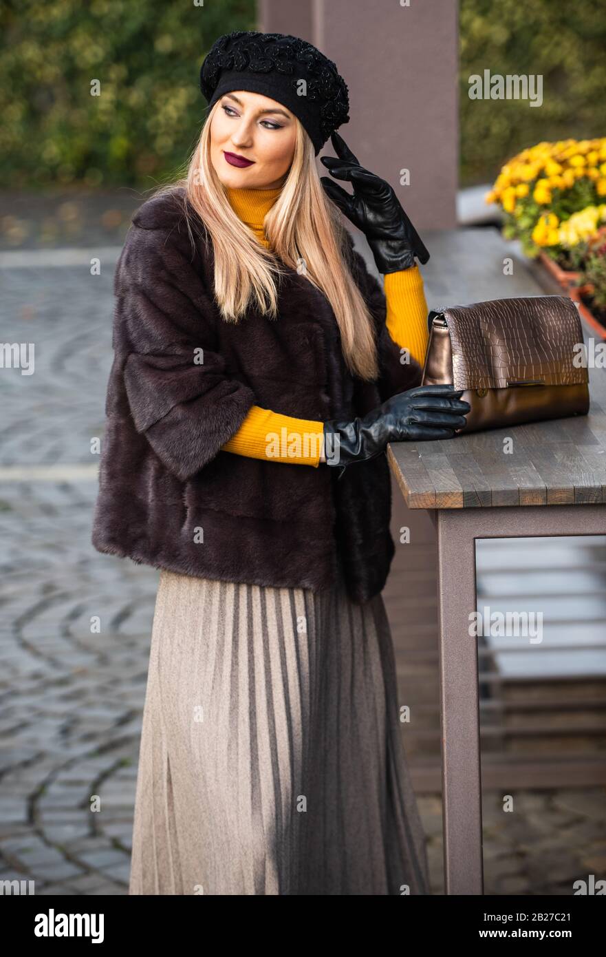 Conjunto de diferentes texturas a juego. Moda y belleza. Ropa de otoño. Mujer  elegante llevar abrigo de piel. Concepto Vogue. Conjunto de estilo francés.  Magnífico modelo. Bonito conjunto de invierno. Chic y