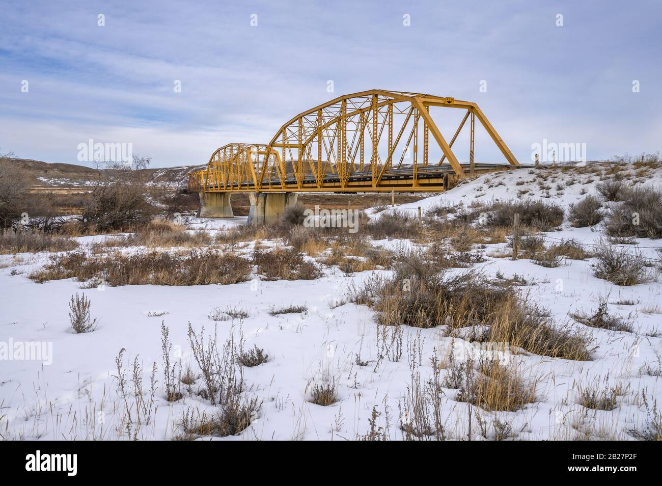 Vista invernal del antiguo puente de acero al otro lado del río Red Deer en Dorothy, Alberta, Canadá Foto de stock