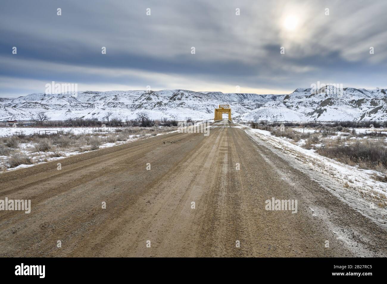Vista invernal del antiguo puente de acero al otro lado del río Red Deer en Dorothy, Alberta, Canadá Foto de stock
