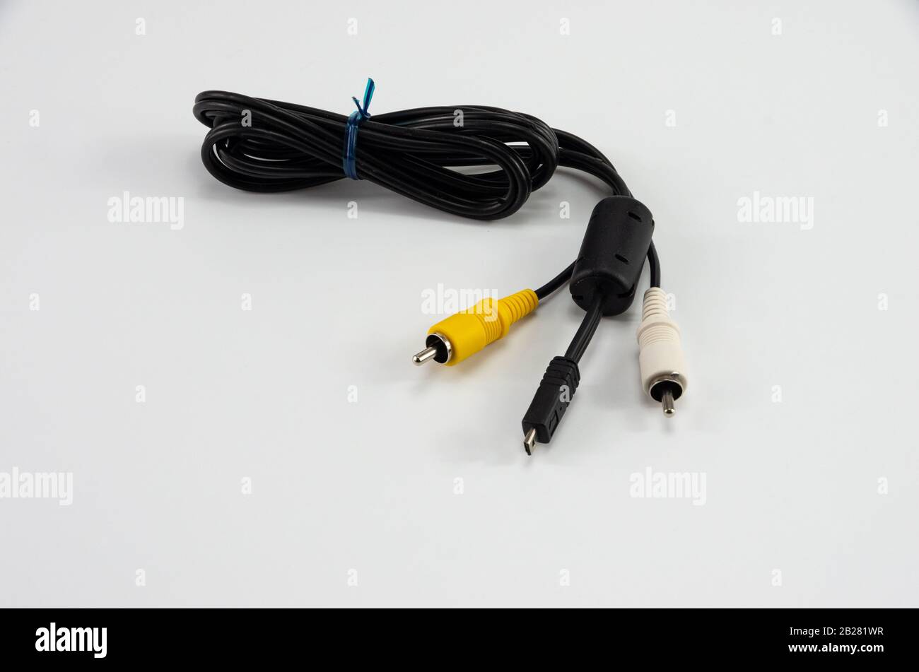 Cable de ordenador y cámara para entrada y salida amarillo y blanco  Fotografía de stock - Alamy